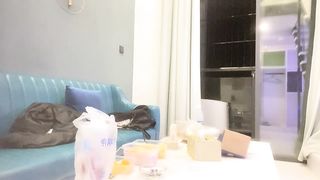 【69堂免费视频】【瘦猴探花】短发婴儿肥良家妹妹，趴在阳台撩裙内射