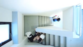 【69堂免费视频】“你在盯着我的腿看，不是吗！？”尽管我女朋友就在我旁边，我还是把她的腿缠在她身上，在她耳边低语，我要给她手淫，让她走为体内射精而疯狂