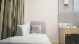 【69堂免费视频】3000网约极品女神，清纯粉嫩00后车模，沙发近景掰穴啪啪再现江湖，观感极佳劲爆刺激