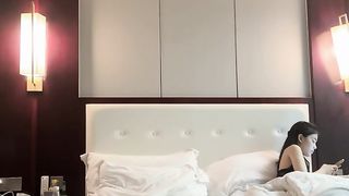 【69堂免费视频】包养的漂亮妹妹，苗条身材大长腿，趴在身上吃大吊，口活很棒，主动骑乘抽插，爽的呻吟