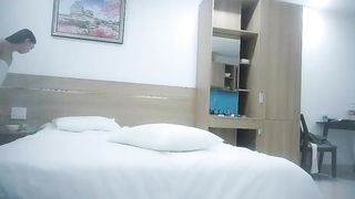 【69堂免费视频】午夜7寻花徒弟越南约牛仔短裤大奶妹，掰穴手指扣逼特写口交，翘起屁股后入大屁股猛烈撞击