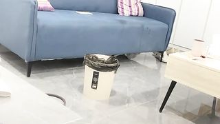 【69堂免费视频】穿上黑丝沙发后入，小马拉打车，搞的多是水