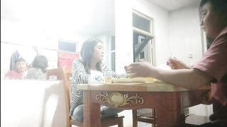 【69堂免费视频】【淫妻出轨】良家人妻和奸夫聊天谈心，喝到微醺上床激情开操