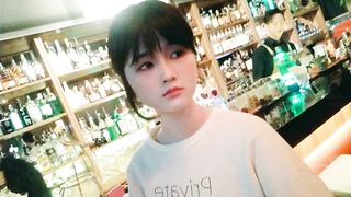 【69堂免费视频】极品高二学妹假期兼职平面模特，为了满足物质需求接受啪啪，真的是赚到了