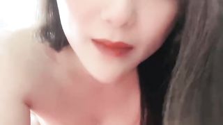 【69堂免费视频】新人下海颜值小骚货！出租屋操逼！特写视角吃屌