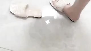 【69堂免费视频】【叔嫂乱伦】帮大嫂通下水道，偷看到嫂子换衣服，忍不住直接强行狂操嫂子