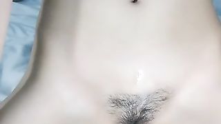 【69堂免费视频】【直播萝莉精选】萝莉控千万不要错过，站起来还没有人家腿高，只能够到大牛子