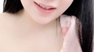【69堂免费视频】顶级尤物美少女，胸前滴蜡夹乳，跳单震穴高潮狂喷水