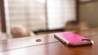 【69堂免费视频】早上和晚上，在温泉旅馆的窝里进行生性爱和中出性爱。四肢上滴满了爱汁和精液