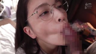 _哀女阿拉莎的妹妹的房间里弥漫着可怕的手淫气味，而她却在不知不觉中完全勃起！ 10年后发情的鱼干女，一边摇着巨乳，一边把我变成了肉棒