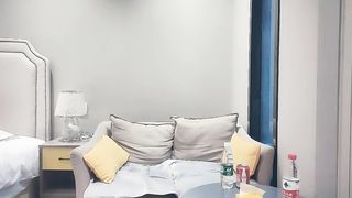 【69堂免费视频】凌晨两点场 18岁外围 学生妹兼职 防疫意识真是强 做爱时候戴口罩 极品少女胴体诱人