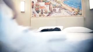 【69堂免费视频】牛仔外套会一字马纹身妹子，穿上性感吊带黑丝