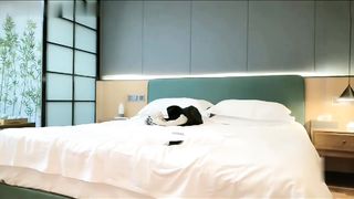 【69堂免费视频】19岁操哭了，太勐了，一秒也不停地高速不间断抽插，暴力打桩！_DeWatermark