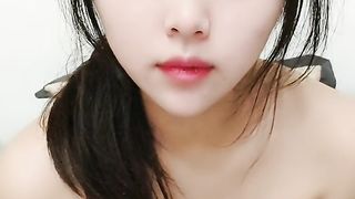 【69堂免费视频】纯情微胖小婊妹露脸跟小哥激情啪啪，让小哥揉奶玩逼道具抽插浪叫不止