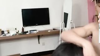 【69堂免费视频】淫荡眼镜小骚货，腹肌猛男炮友草逼，翘起屁股快操我，怼入多毛骚逼，流了好多水，打桩机爆草