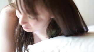 【69堂免费视频】皮肤特别的白皙的无毛少女_DeWatermark