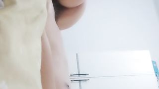 【69堂免费视频】良家小少妇被大哥调教的真心不错，温柔的舔弄大鸡巴给狼友看，激情上位喂大哥吃奶子，无套爆草抽插内射中出