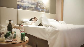 【69堂免费视频】足疗红酒妹沙发躺平休息呻吟不断勾魂摄魄