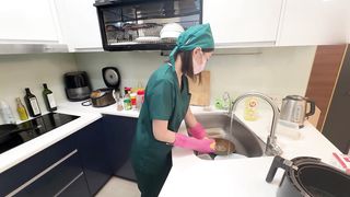 【69堂免费视频】女医生下班回到家还知道洗碗，趁小女友洗碗毫无防备走到背后脱下小胖次后入抽插小嫩穴