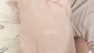 【69堂免费视频】被PUA大叔按倒在床，火辣输出，小嫩穴被大鸡巴肆意打桩！