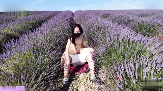 【69堂免费视频】为求刺激蓝天白云来到郊外和大鸡吧男友野战_被操边驱赶蚊虫还要不时观察着来人_上位打桩无套内射白虎