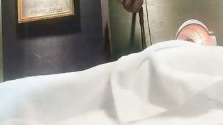 女子SPA養生館偷拍-白嫩少婦全身推油摳逼爽翻了