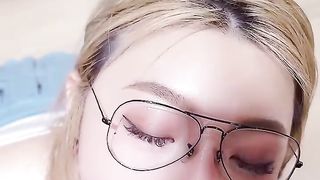 【69堂免费视频】露脸性爱私拍_第一次戴着眼镜被大鸡巴抽插真的好反差