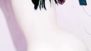 【69堂免费视频】两个超嫩美少女，白皙屁股美乳嫩穴，约了个炮友轮流操，无毛粉嫩小穴，骑乘位猛操，扶细腰后入