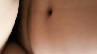 【69堂免费视频】四眼人妻、生完孩子还没断奶就开始偷情了，奶水滴不完，狂艹娇喘不已！