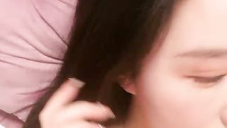 【69堂免费视频】女神极品女友，颜值界的扛把子，先爬下给细腻口交，无套后入，换了好多姿势，最后撸射在阴毛上真爽