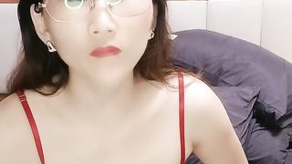 【69堂免费视频】小姨子舔姐夫，跟骚姐姐一起伺候老公啪啪，全程露脸口交大鸡巴舔乳头，揉奶玩逼放肆抽插，浪叫不止精彩刺激