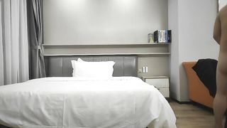 【69堂免费视频】战骚熟女，里面穿的连体网袜太骚了，翘起屁股舔屌，抱起来抽插猛操