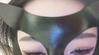 【69堂免费视频】豹纹气质面罩美女，酒店和炮友一起玩，情趣装黑丝袜，跪着埋头吃屌，张开双腿掰穴，紧致多毛骚逼