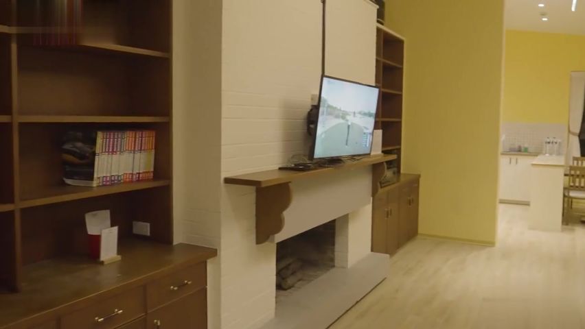 【69堂免费视频】人气女优佳芯敞篷出游 美式Style一日约会