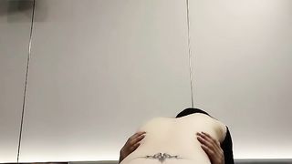 【69堂免费视频】淫荡骚御姐，3P激情名场面，爆乳大长腿，抓着两根屌轮流吃，边操逼边插嘴，骑乘位自己动