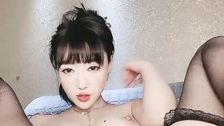 【69堂免费视频】网红美女近期下海特别肥唇粉穴张开双腿特写