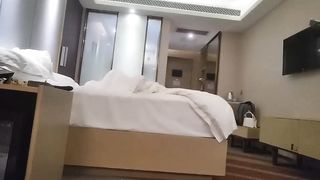 【69堂免费视频】“我能不能吃葯因为我不是很硬”对白超搞笑老司机大哥酒店外围叫两个小姐姐从小玩到大的好闺蜜让她俩初尝互玩老有意思了