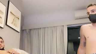 【69堂免费视频】健身小骚货！勾搭土耳其双胞胎兄弟！3P激情大战