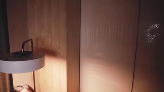 【69堂免费视频】出差情缘·女上司和男下属的疯狂之夜！在公司是大家的女神