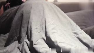 【69堂免费视频】和她的继兄一起看_Netflix，趁他睡着时吮吸他的阴茎