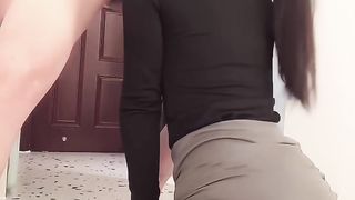 【69堂免费视频】撩起头发跪地吃屌，翘起蜜桃美臀后入，第一视角抽插，无毛美穴一顿操