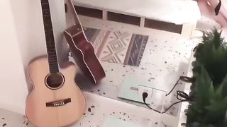 【69堂免费视频】撩起头发跪地吃屌，翘起蜜桃美臀后入，第一视角抽插，无毛美穴一顿操