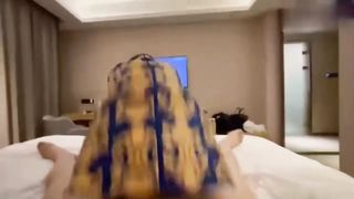 【69堂免费视频】某男企业白领分享在公司白嫖了三年的女同事，后入打的屁股都红了