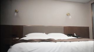 【69堂免费视频】笑哭了_小妹进屋看见个脱光了的黑人差点吓尿了，连着吓跑五六个妹子，终于有个勇者大姐敢接