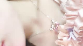 【69堂免费视频】双马尾新人美少女！脸上红扑扑的！嘴比较小吃不了大JB，撩起衣服贫乳，多毛嫩穴尿尿超粉嫩