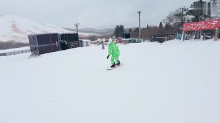 【69堂免费视频】在滑雪场试着露出滑雪板。在滑雪场的边缘，一边穿着滑雪服一边中出做爱