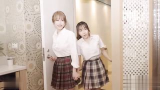 【69堂免费视频】旋转木马上高潮，淫荡学妹带坏清纯学生妹，极品女神艺高人胆大_挑战羞耻极限！