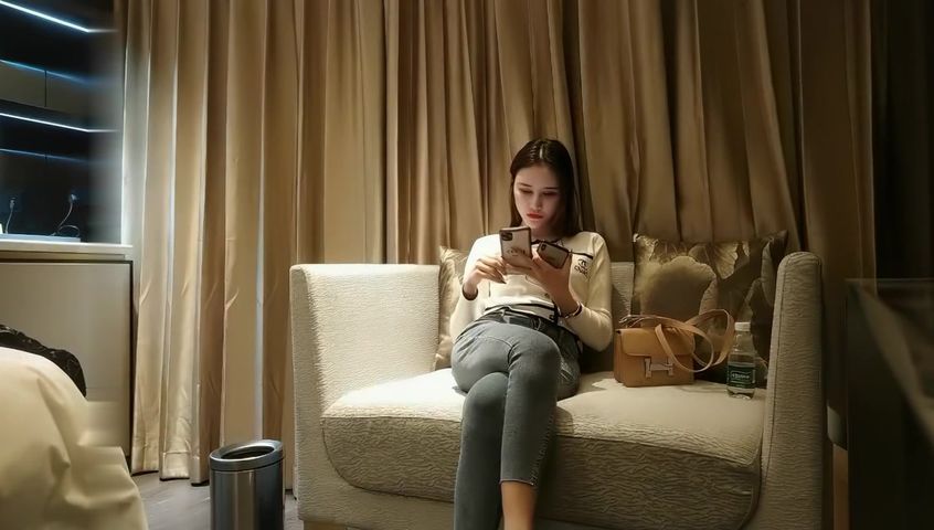 【69堂免费视频】约了个大长腿牛仔裤高冷妹子啪啪，口交舔弄开操被女的发现翻车_