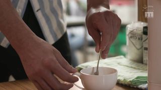 【69堂免费视频】一个安慰的吻，让工地上的同事们高兴起来！