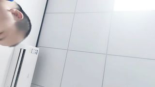 【69堂免费视频】勾搭盲人按摩男技师，包臀裙黑丝袜，掏出奶子揉捏，还吸了吸，解开裤子撸，技师想要插入